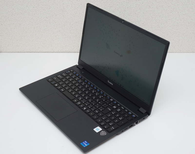 ゴテゴテした装飾もなく、シンプルでスッキリとしたフォルムを採用