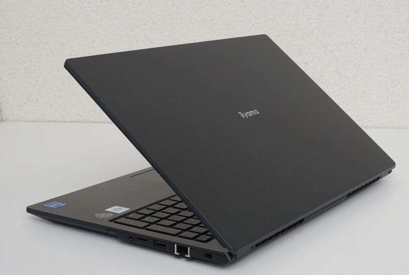 天板には小さくロゴが入っているだけ