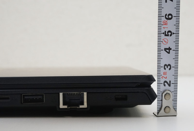 有線LANポートを搭載しながらも、厚みは最大で25.1mmと薄型の設計を採用