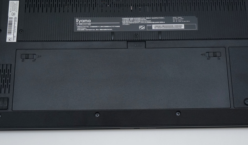 底面の手前に装備するのがバッテリユニット