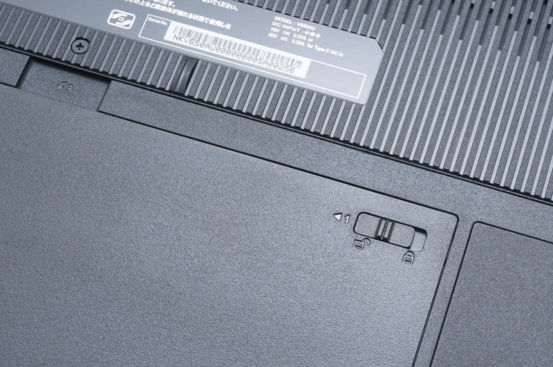 まずは右のロックを左にズラす