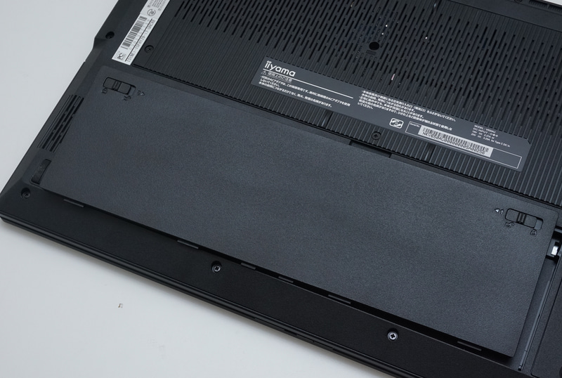 さらに左のロックを右にずらしながら中央のへこみにツメなどを引っかけて起こすと、このようにバッテリユニットが外れる