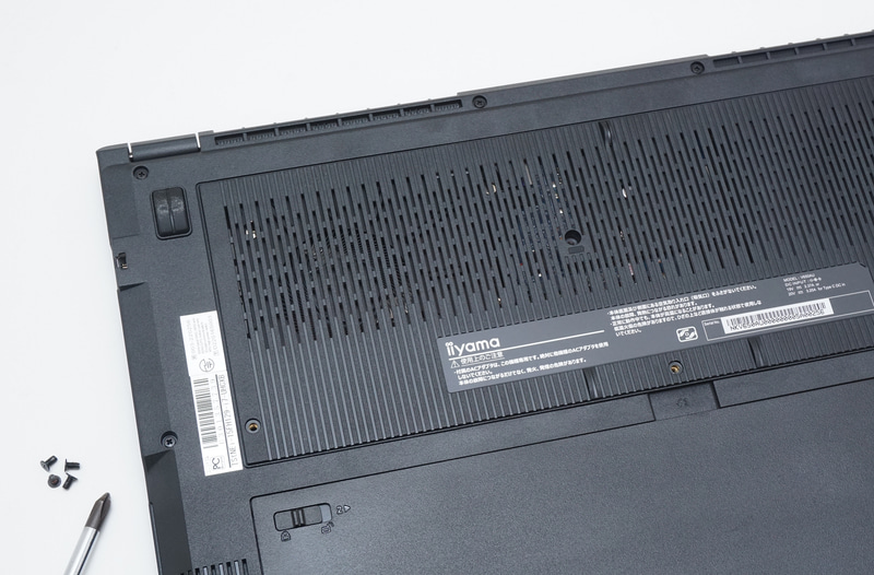 メッシュ構造を採用する奥のパネルを固定している4本のネジを外す