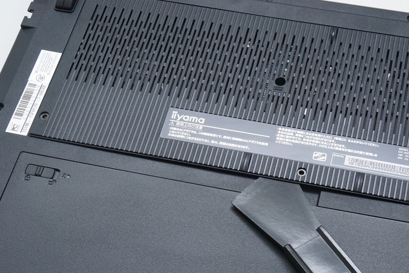 中央のへこみに薄いカードやスクレイパーなどを挿し込んでロックを少しずつ外す