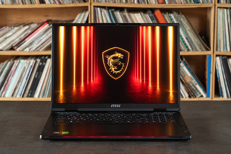 ディスプレイは18型と大型で解像度は3,840×2,400ドット。Mini LEDパネルを採用しておりローカルディミングにも対応