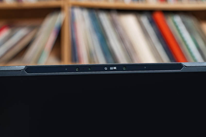 上部にはプライバシーシャッター付きのWebカメラとマイクを搭載