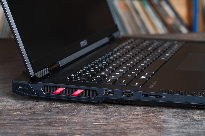 左側面にUSB 3.2 Gen 2 2基、SDカードスロット