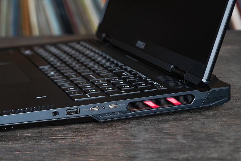 右側面にUSB4 2基、USB 3.2 Gen 2、ヘッドセット端子