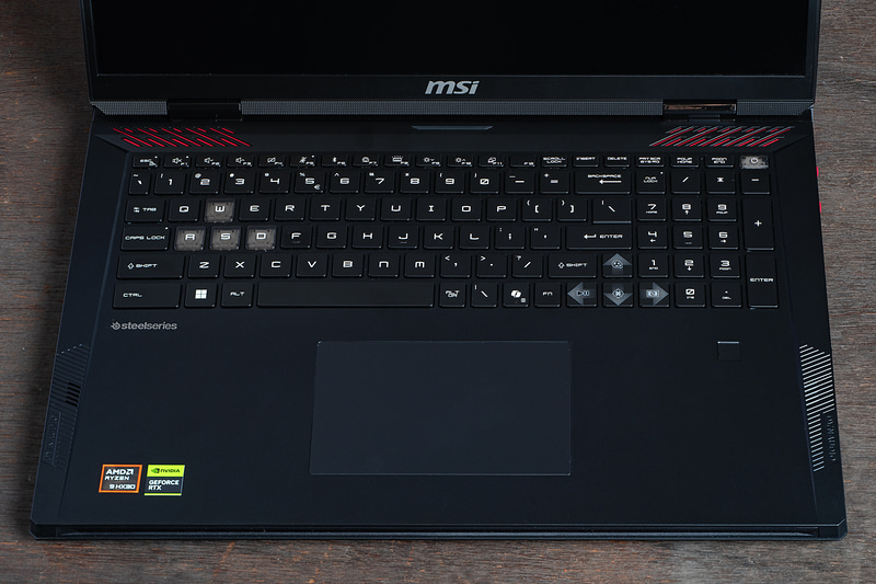 キーボードは英語でテンキーも備わっている