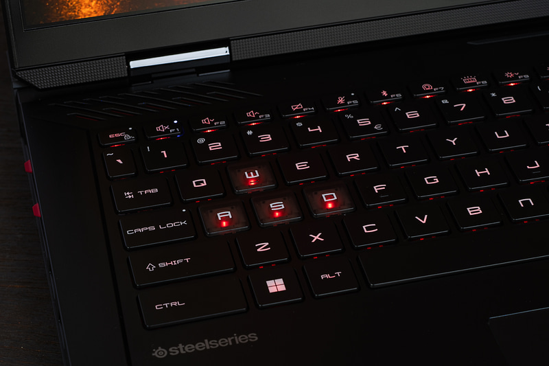 WASDキーと矢印キーのキーキャップはスケルトン仕様でLEDが目立ちやすい