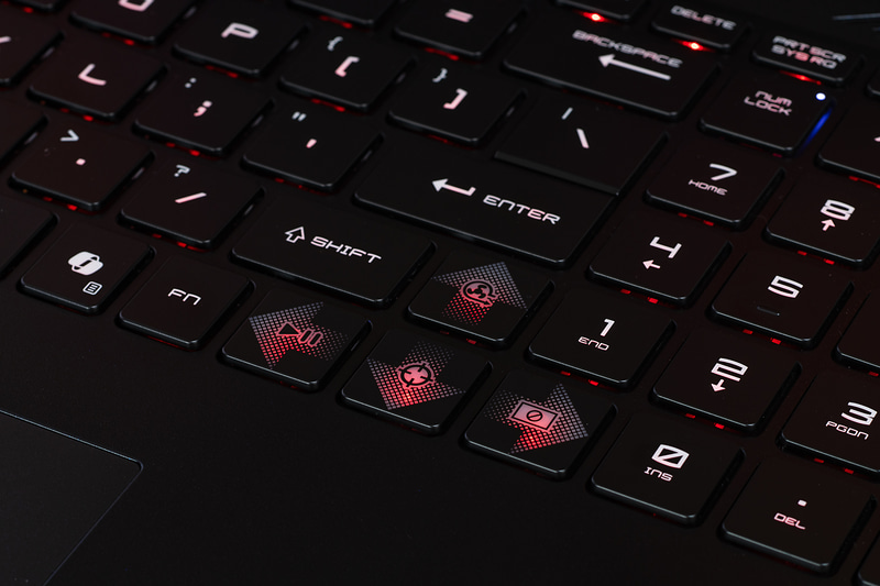 WASDキーと矢印キーのキーキャップはスケルトン仕様でLEDが目立ちやすい