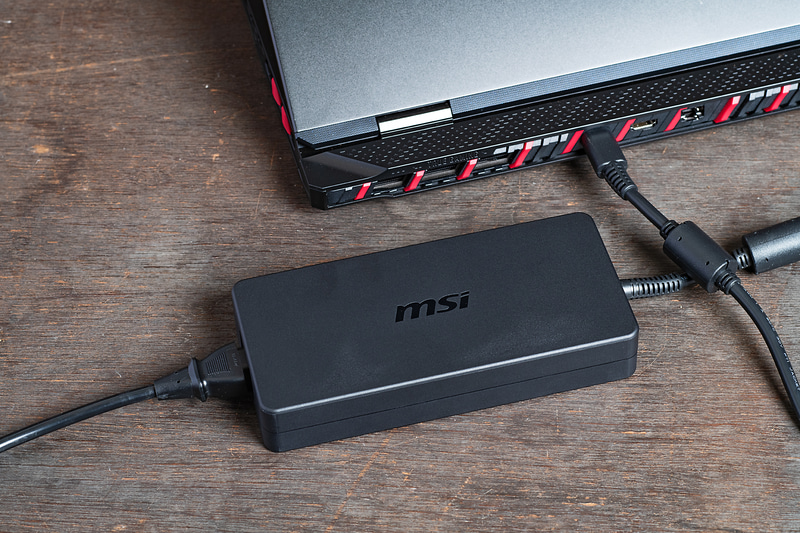 400Wの大出力ACアダプタによって高い性能を引き出す