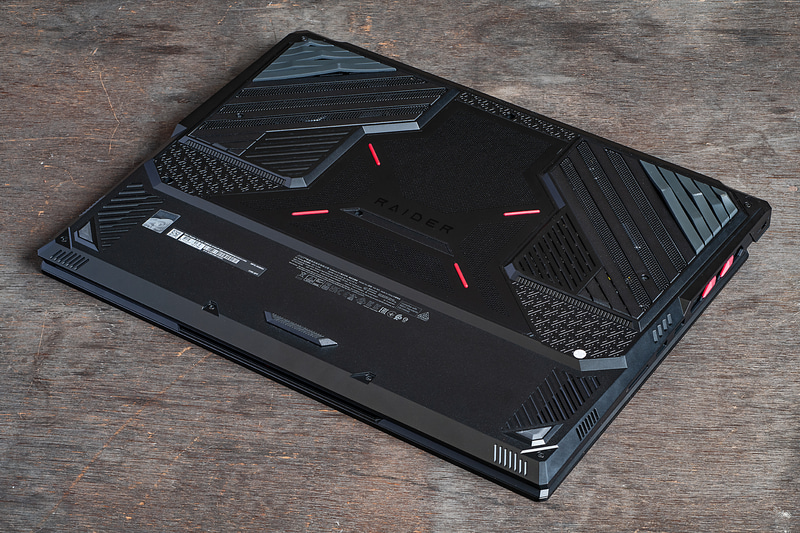 底面から吸気して背面と側面から排気する構造。2基のファンと7本のヒートパイプで効率よく熱を逃がせている