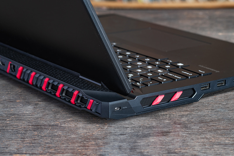 底面から吸気して背面と側面から排気する構造。2基のファンと7本のヒートパイプで効率よく熱を逃がせている