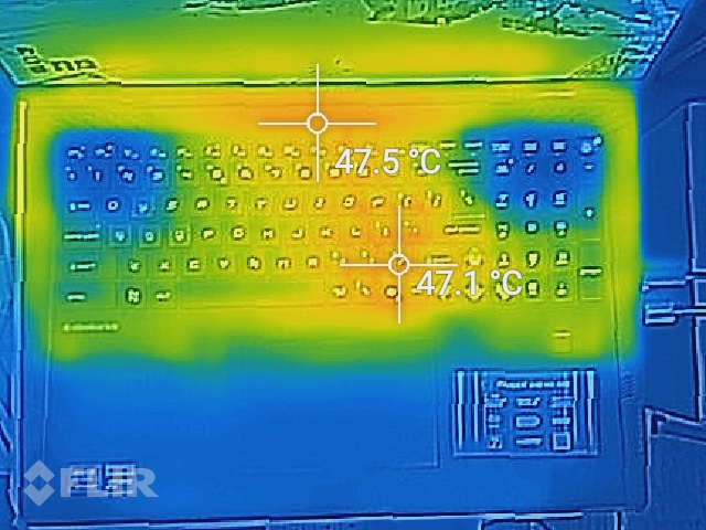 ゲーム動作中でも温度が高く見えるキーボード中央付近や上部もほんのり温かいというレベル。スペックを考えるとよく冷えていると言ってよい