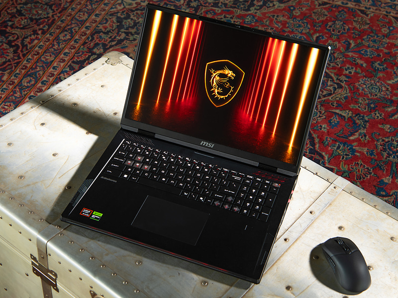 MSI「<a href="https://jp.msi.com/Laptop/Raider-A18-HX-A9WX" class="n" target="_blank">Raider A18 HX A9Wシリーズ</a>」。写真のモデルの型番は「<a href="https://jpstore.msi.com/shopdetail/000000000849/" class="n" target="_blank">Raider-A18-HX-A9WJG-0153JP</a>」で直販価格は79万9,800円。それもそのはず、Ryzen 9 9955HX3DとGeForce RTX 5090 Laptop GPUを搭載しているのだ