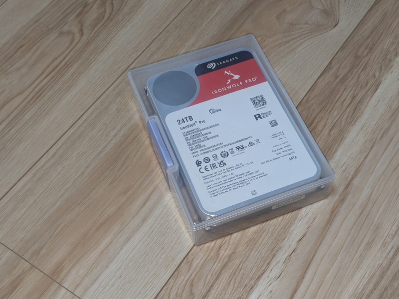 はがき収納ケースにHDDを入れたところ