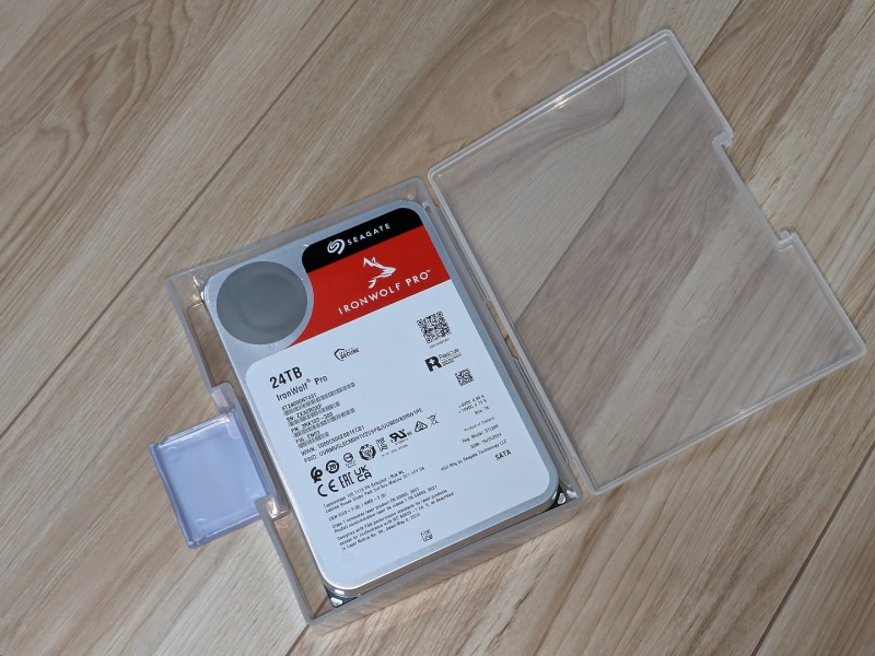 はがき収納ケースにHDDを入れたところ