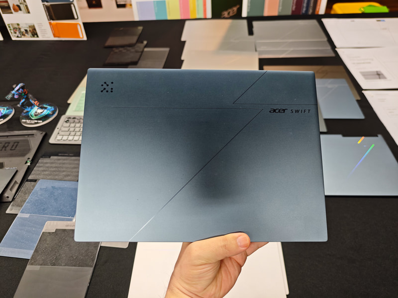 Swiftシリーズの「S」をイメージした天板とそのものになったデザインスケッチ