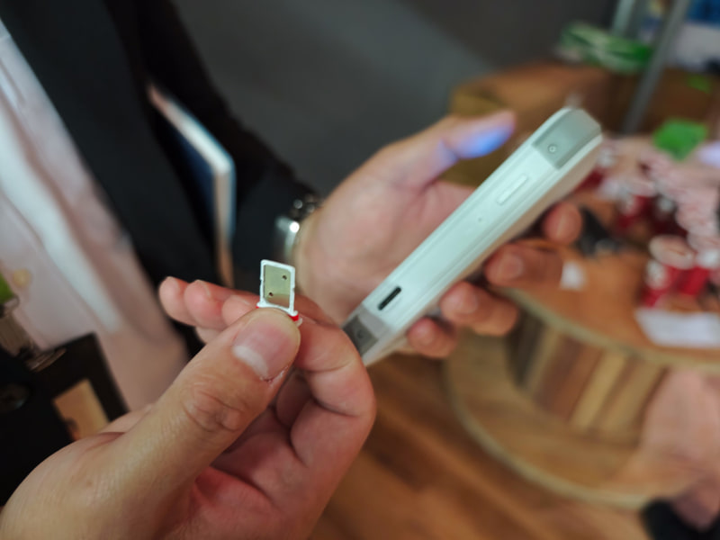 物理SIMとeSIM、vSIMの3種類に対応