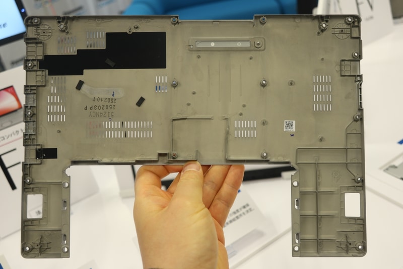 底面カバー。構造を工夫することにより強度と軽量化を両立
