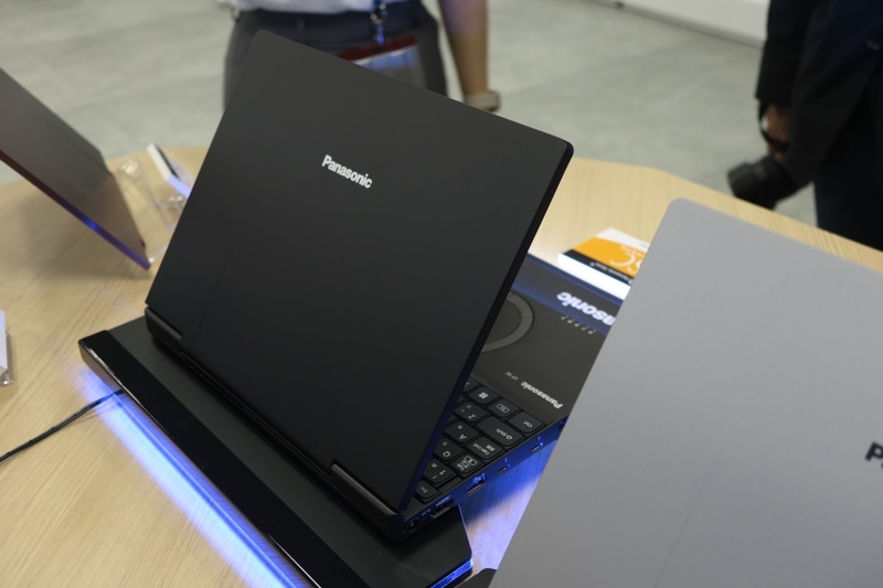 ジェットブラックの天板