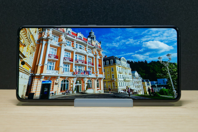 鮮やかな有機ELディスプレイ。リフレッシュレートは通常時最大120Hz