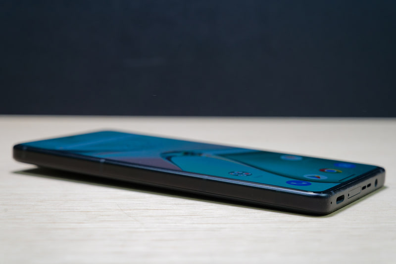 傷やひび割れに強いCorning Gorilla Glass Victus 2