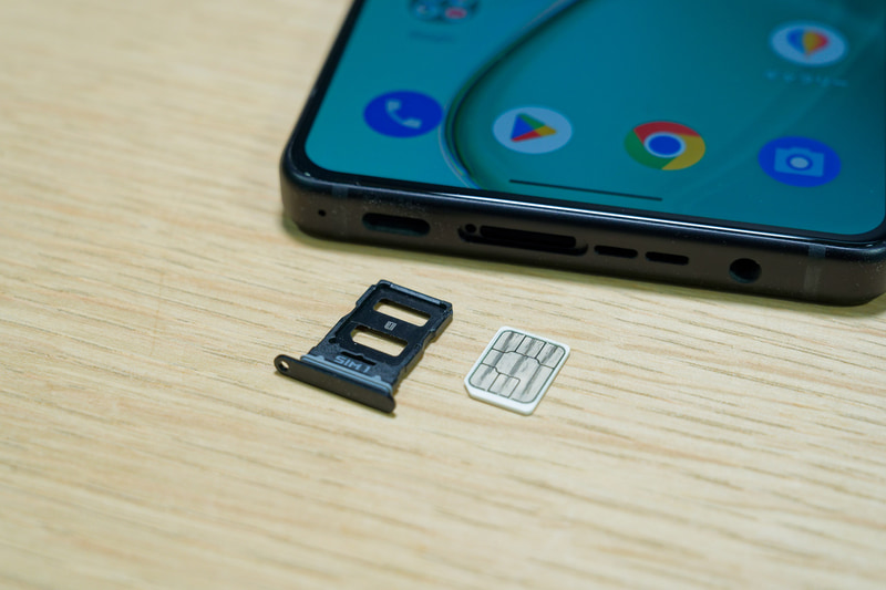 トレイの表裏にSIMカードを1枚ずつセットできる。ミリ波には対応しないものの、国内キャリアの5GおよびLTEの周波数帯の大部分をカバー