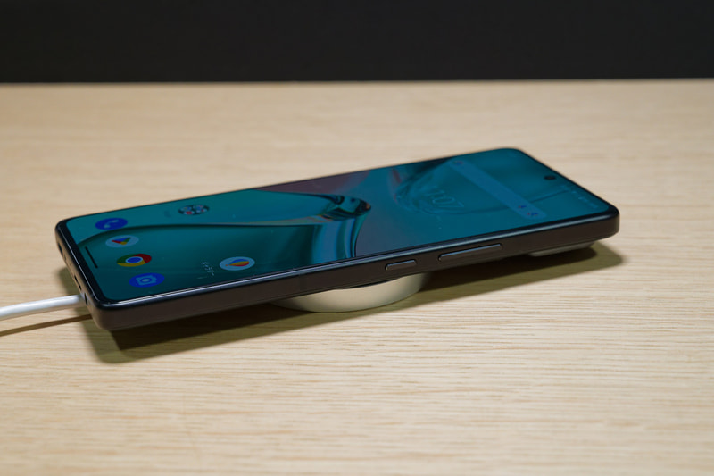 Qiによる最大15Wのワイヤレス充電が可能