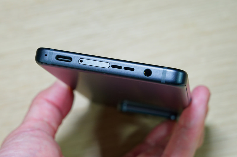 Type-Cを装備するのはもちろんだが、イヤフォンジャック(ヘッドセット端子)もちゃんとあるのは音楽好きにもうれしい部分