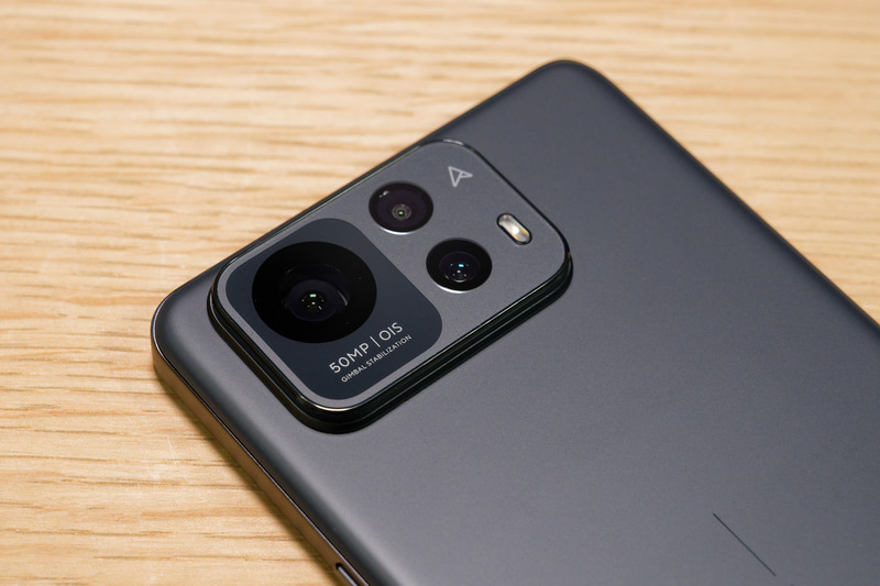 トリプルカメラを装備