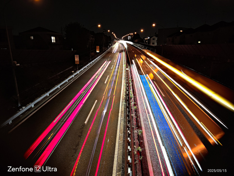特殊な撮影モード「ライトトレイル」の「トラフィック」で撮影。クルマの光跡を美しく表現する