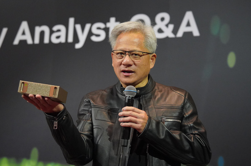 DGX Sparkを紹介するフアン氏