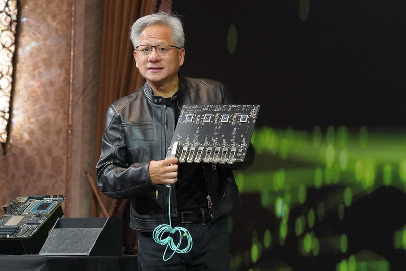 RTX Pro Serverの基板を紹介するフアン氏