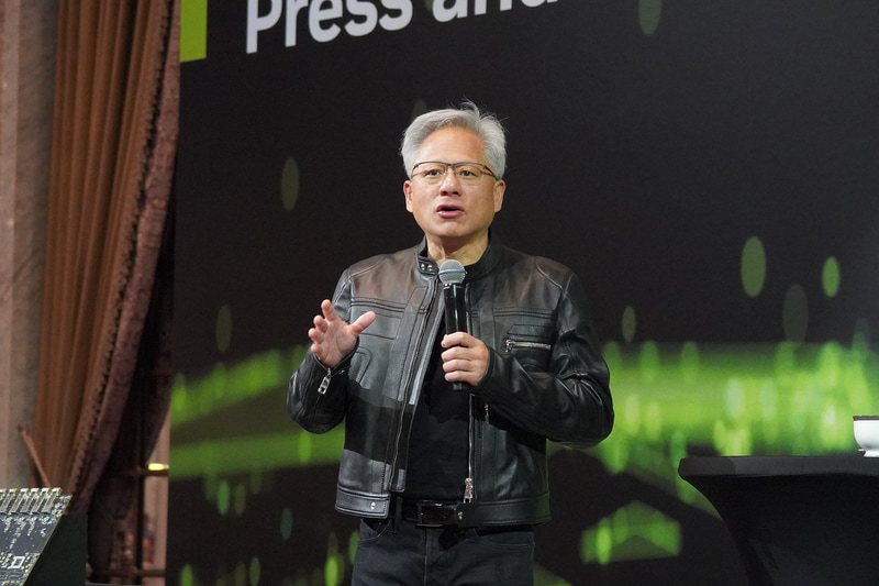 質問に丁寧に答えていくフアン氏