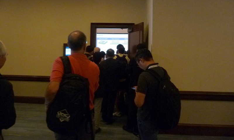 プレイベントのスペシャルセッション「4 : ガラスコア対RDLインターポーザ : 全盛期への準備」をテーマとした討論会では会場が満員となり、立ち見どころか出入口から聴講者が溢れ出していた。5月27日午前11時頃に筆者が宴会場フロアの廊下から会場の出入口を撮影したもの