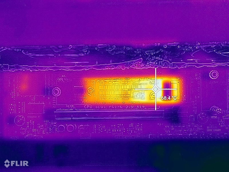 CrystalDiskMark実行時のサーモグラフィ結果。なお、72℃というのは範囲表記であったのだが、この写真に写っていない