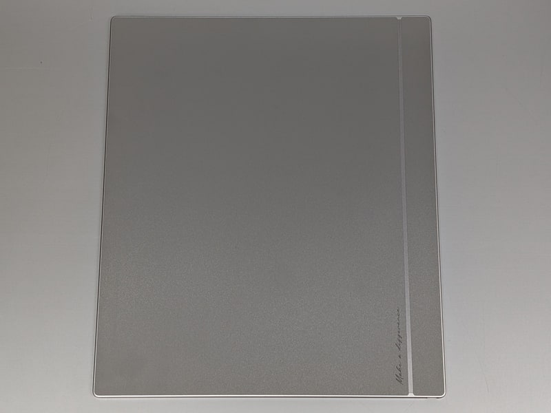 背面。フラグシップモデルなどに見られる書類スキャン用のカメラは非搭載