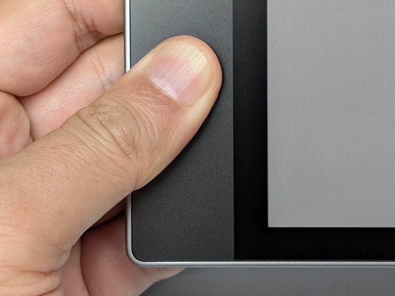 ベゼル部分に指をかけることで長時間でも保持しやすい