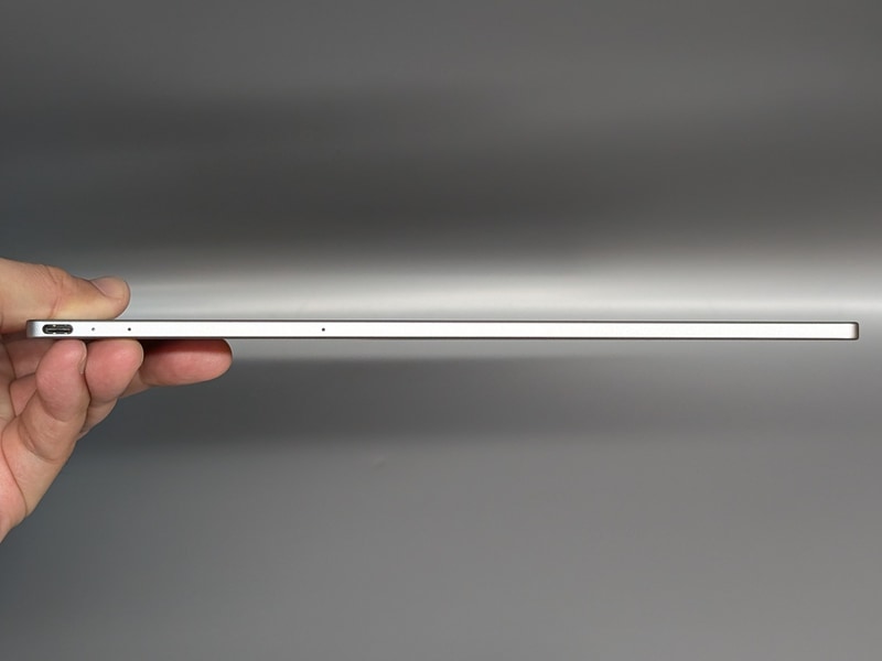 底面。USB Type-Cポートを端に搭載する