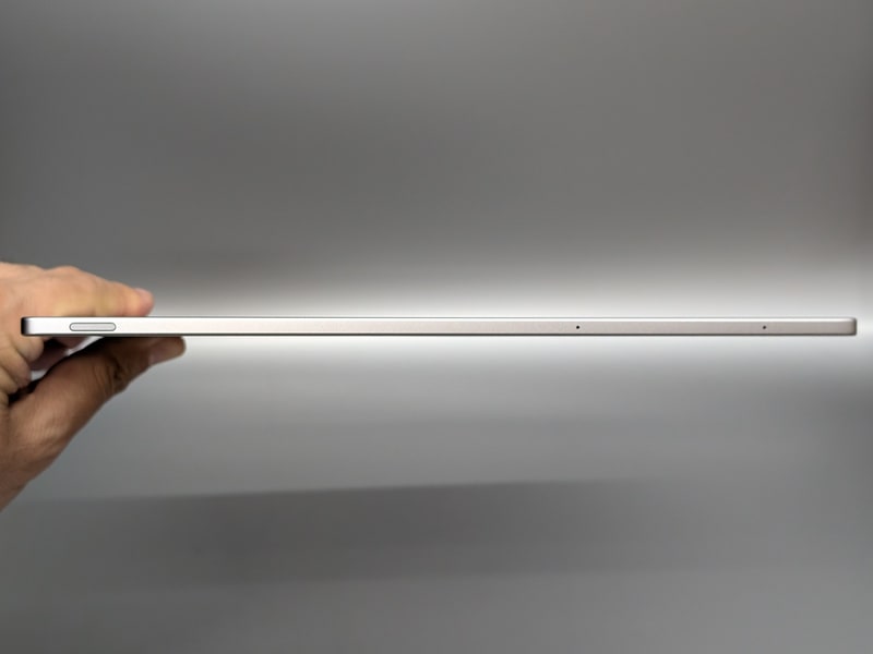 上面。電源ボタンを搭載する。指紋認証センサーはもちろん音量ボタンも非搭載