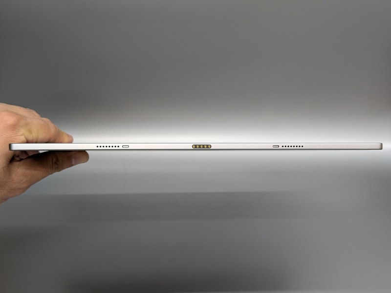 側面にはポゴピンがあり、オプションのキーボードケースを接続できる。その左右にはスピーカーも搭載する