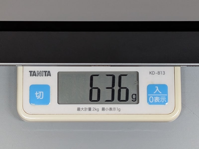 重量は実測636g。13型タブレットとしては妥当だが、決して軽くはない