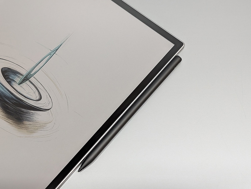 スタイラスは本体右側面に磁力で吸着できる