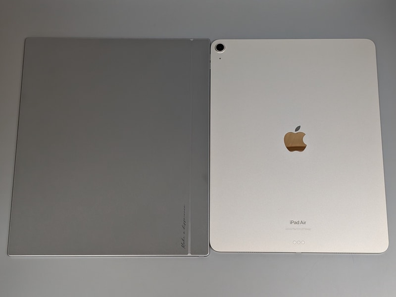 背面の比較。こうして比べるとカメラが省かれていることがよく分かる