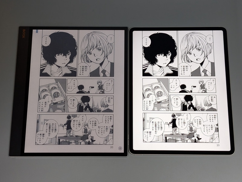 13インチiPad Air(右)との比較。サイズはほぼ同等となる。輝度はフロントライトを最大にしてもiPadにはかなわないが、これはE Inkの特性によるもの