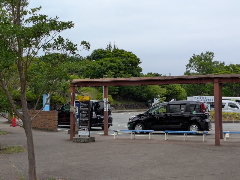 駅前にはタクシーロータリーがある。手荷物の量などによってはタクシー移動がオススメ