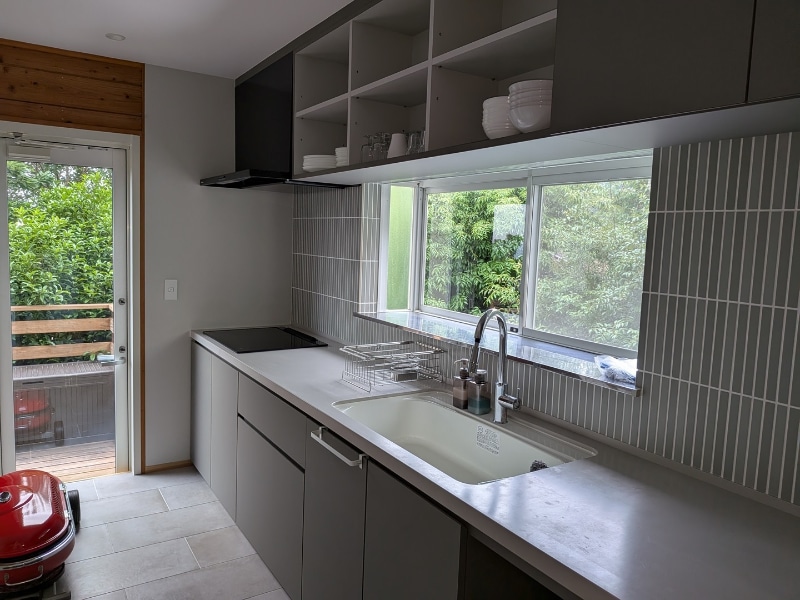 進むと大きなキッチンがある。調理器具も完備