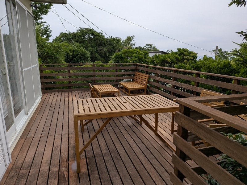 ダイニングの外はテラスになっており、ここでBBQなどができる